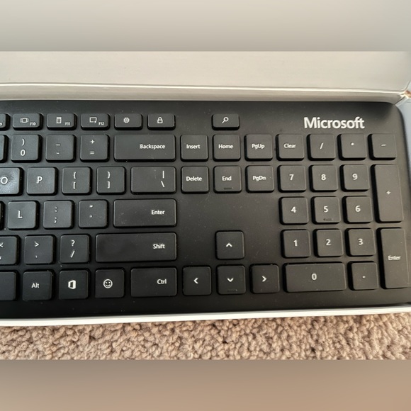 Microsoft Bluetooth Keyboard - Picture 2 of 7